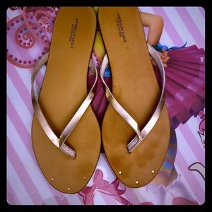 AE Gold flip flops EUC SZ 10